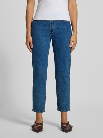 Frauenmodel trägt Mom Fit Jeans aus Baumwoll-Mix Modell '501®' von Levi's®, blaue Farbe, leichte Waschung, Damen Mom Fit Jeans, Ganzkörperansicht von vorne.
