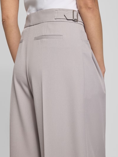Frauenmodel trägt Regular Fit Weite Hose mit Viskose-Anteil Modell 'TAKORA' von BOSS Orange in Beige, Twillstruktur, Detailaufnahme Rückansicht.