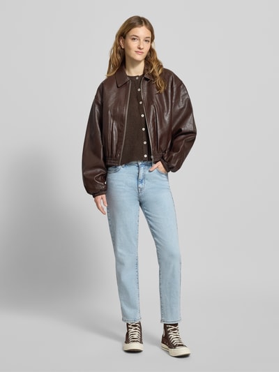 Vrouwenmodel draagt Straight fit jeans uit katoenmix model 'EMILY' van Only, lichtblauw, high waist, 5-pocket, denim, full body voorkant.