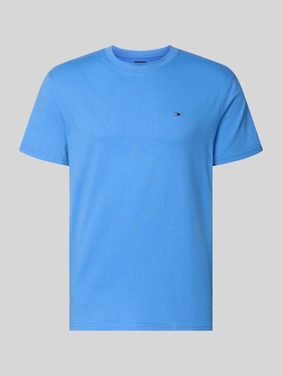 Produktfoto, Regular Fit T-Shirt aus reiner Baumwolle von Tommy Jeans in Unifarbe Blau mit Logo-Stitching, Rundhalsausschnitt, Jersey-Struktur.