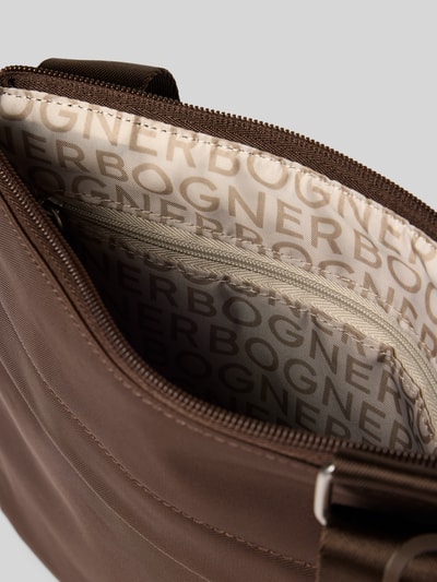 Produktfoto, Shoulder Bag mit Logo-Detail Modell 'Serena' von BOGNER, braunes Material, Reißverschluss, Innenfutter mit Logo-Schriftzug, Hauptfach, verstellbarer Schulterriemen, Damen Shoulder Bag, 24x24x2 cm, 112 cm Riemenlänge