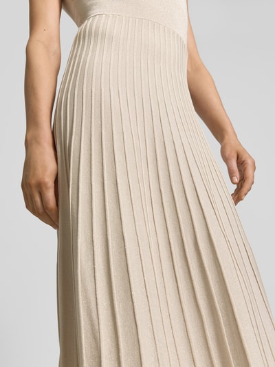 Frauenmodel trägt Midikleid aus Viskose-Mix mit Plisseefalten von Comma, Beige mit tailliertem Schnitt und Rundhalsausschnitt, Nahaufnahme Oberkörper. Rückenlänge 132 cm, Brustweite 32 cm, Größe 36.