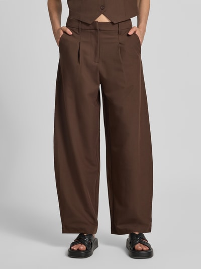 Frauenmodel trägt braune Slim Fit Anzughose mit Viskose-Anteil Modell 'BOSELLA' von PIECES, glatte Textur, Ganzkörperansicht von vorne.
