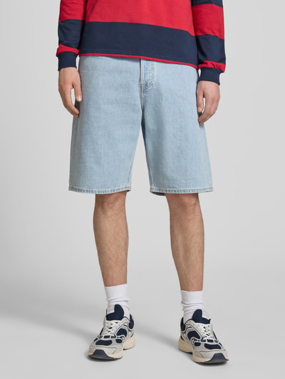 Mannenmodel draagt Baggy Fit Jeansshorts met steekzakken model 'ALEX' van Jack & Jones in lichtblauw, pure katoen, vooraanzicht volledige lichaamsopname, taillewijdte maat M 42 cm, binnenbeenlengte maat M 26 cm