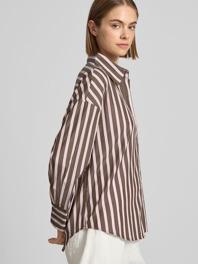 Frauenmodel trägt Loose Fit Hemdbluse mit Baumwoll-Anteil Modell 'OREGON' von ONLY, braun-weiß gestreift, Ganzkörperansicht von vorne, Damen Hemdbluse von ONLY