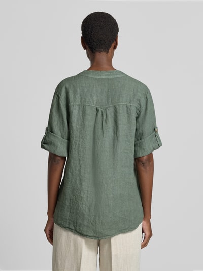 Frauenmodel trägt Relaxed Fit Leinenbluse mit V-Ausschnitt Modell 'Is44sii' von ZABAIONE in grün, reine Leinenstruktur, Rückansicht, Rückenlänge 75 cm bei Größe S.