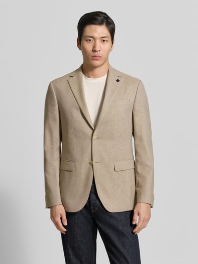 Männermodel trägt Regular Fit Blazer mit Viskose-Anteil von HECHTER PARIS, beżowy, elastyczna mieszanka materiałów, aplikacja z logo, brustasza, kieszenie z wypustkami, listwa z 2 guzikami, kołnierz z połami, długość tyłu w rozmiarze 50: 72 cm, szerokość ramion w rozmiarze 50: 38 cm, długość rękawów w rozmiarze 50: 64 cm, gładka tekstura, Ganzkörperansicht von vorne.