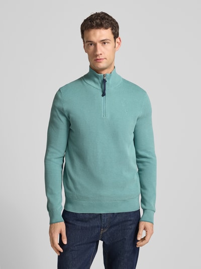 Männermodel draagt Strickpullover mit Troyer-Kragen van Lerros in turquoise, katoen, regular fit, geribde boorden, korte rits, label-stitching, voorkant aanzicht, bovenlichaam.