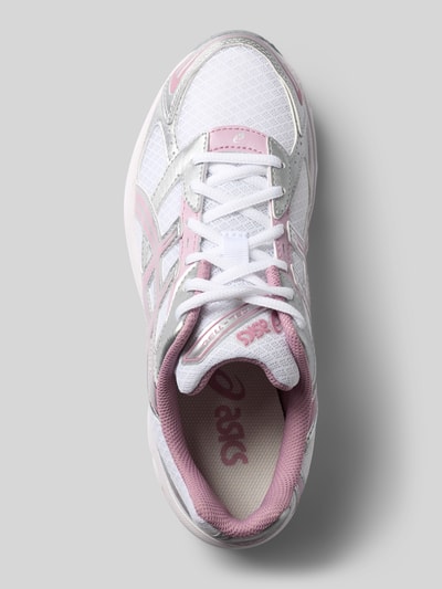 Produktfoto, Sneaker mit Logo-Detail von ASICS TIGER in Weiß mit rosa und silbernen Akzenten, runde Form, Schnürverschluss, profilierte Sohle, Damenschuh, Logo an Seite und Zunge, Größenangaben: Absatzhöhe 4 cm, Schafthöhe 7 cm, Schaftweite 7 cm.