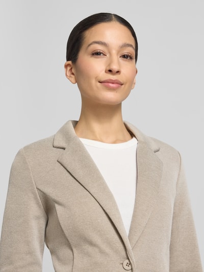 Vrouwenmodel draagt Regular Fit Blazer met reverskraag model Kate van ICHI in katoenmix met paspelzakken en knoopsluiting, nahaufnahme bovenlichaam.