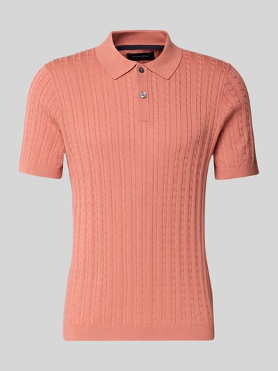 Produktfoto, Slim Fit Poloshirt in Strick-Optik von Christian Berg Men aus reiner Baumwolle in Koralle, Polokragen, kurzärmeliges Design