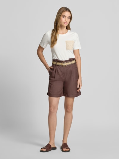 Frauenmodel trägt Shorts aus Leinen-Viskose-Mix mit Gürtel von Christian Berg Woman Selection, Regular-Fit, Braun, Ganzkörperansicht von vorne. Damen Shorts mit Damen Gürtel, Gesäßtaschen, Bundweite 40 cm, Innenbeinlänge 17 cm, Größe 36.