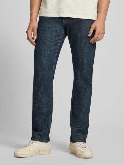 Männermodel trägt Slim Tapered Fit Jeans Modell 'Streem' von G-Star Raw in Dunkelblau, glatte Baumwollstruktur, Ganzkörperansicht von vorne. Reine Baumwolle, Eingrifftaschen, Bundweite 44 cm, Innenbeinlänge 82 cm.