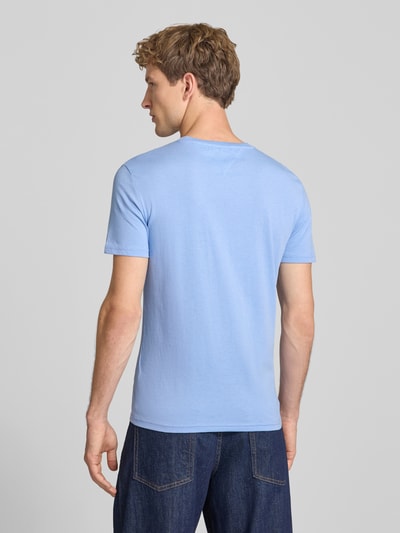 Männermodel trägt lichtblauw slim fit t-shirt van katoenmix van Tommy Jeans, Heren t-shirt, effen, gladde textuur, geheellichaamsaanzicht achteraan.