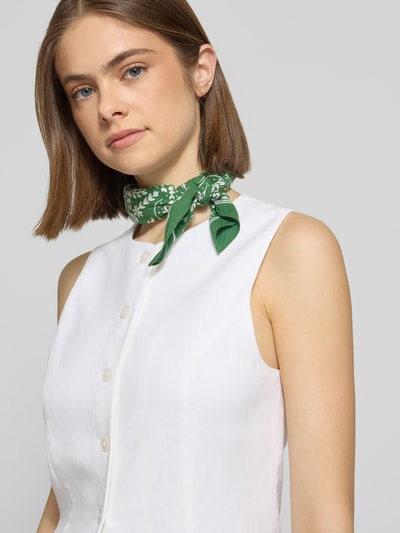Frauenmodel trägt Regular Fit Weste aus Viskose-Leinen-Mix Modell 'GOA' von Only, Optik: Unifarben, Flammgarn, Nahaufnahme Oberkörper.
