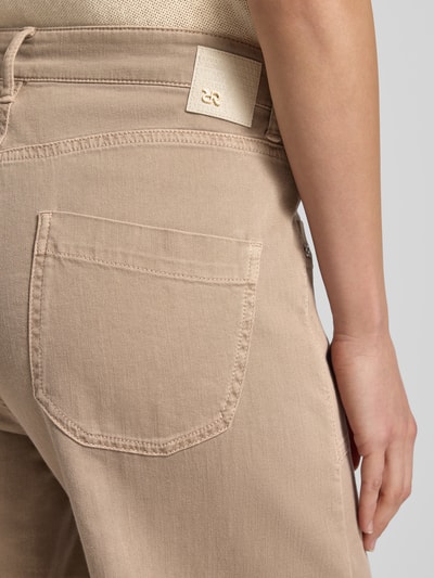 Kobieta nosi Wide Leg Jeans mit aufgesetzten Taschen Modell 'MIRU' od Raffaello Rossi, mieszanka bawełny i lnu, kolor beżowy, nakładane kieszenie, detal tkaniny i logo, długość 6/8, szerokość w rozmiarze 36: 41 cm, długość wewnętrzna nogawki 65 cm, zbliżenie na tył spodni.