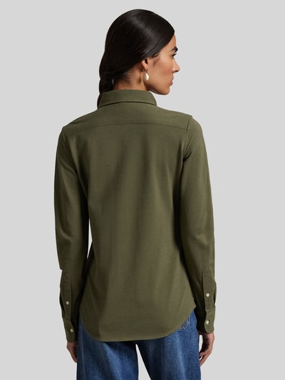 Frauenmodel trägt Hemdbluse mit Label-Stitching von Polo Ralph Lauren aus grüner Baumwolle, Slim Fit, Knopfleiste, Rückenansicht, Ganzkörperansicht Rückansicht.