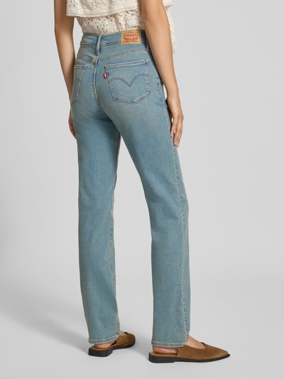 Frauenmodel trägt blaue Straight Fit Jeans aus Baumwoll-Mix Modell '314 SHAPING STRAIGHT' von Levi's® 300, Ganzkörperansicht Rückansicht.