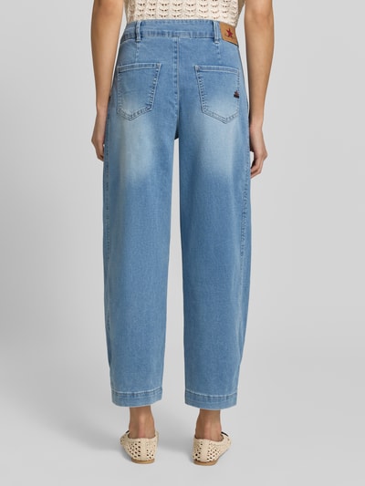 Frauenmodel trägt Barrel Fit Jeans mit Eingrifftaschen Modell 'Alba Cozy' von Buena Vista, hellblauer Baumwoll-Mix, Ganzkörperansicht Rückansicht.