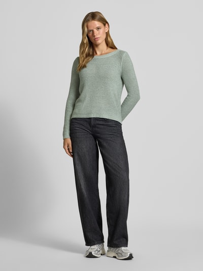 Frauenmodel trägt Regular Fit Pullover mit U-Boot-Ausschnitt Modell 'GEENA' von ONLY in hellgrün und strukturierter Optik, Damen Pullover von ONLY, Ganzkörperansicht von vorne.
