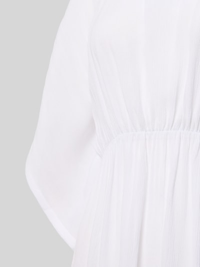 Frauenmodel trägt Relaxed Fit Tunika aus reiner Viskose von LASCANA, leicht semitransparent, Weiß, Kurzärmelig, Nahaufnahme Oberkörper.