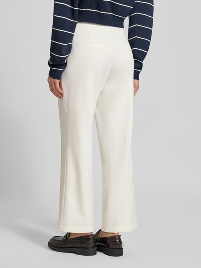 Frauenmodel trägt Straight Fit Stoffhose mit Ziernaht Modell 'Cameron' von Cambio in Creme, elastischer Bund, verkürzte Passform, Ganzkörperansicht Rückansicht.