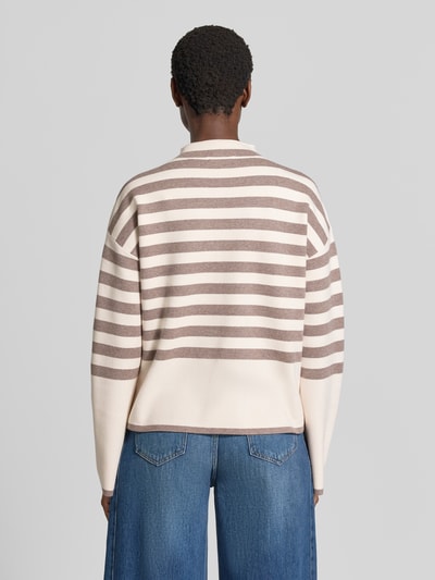 Vrouwenmodel draagt Relaxed Fit Pullover uit viscosemix van Christian Berg Woman, crème en taupe strepen, opstaande kraag, ruglengte maat S 61 cm, mouwlengte maat S 60 cm, relaxed fit, viscosemix, opstaande kraag, van achteren gefotografeerd, Ganzkörperansicht Rückansicht.