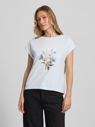 Modelka prezentuje damski t-shirt Relaxed Fit T-Shirt aus reiner Baumwolle von s.Oliver RED LABEL, efekt: jednolity kolor, nadruk z przodu, nadruk z logo, aplikacja z przodu, okrągły dekolt, krótki rękaw z brzegiem, czysta bawełna; ujęcie: całe ciało z przodu.