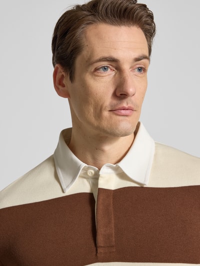 Männermodel trägt Regular Fit Poloshirt mit Streifenmuster von Gant aus reiner Baumwolle, Polokragen, Nahaufnahme Oberkörper.