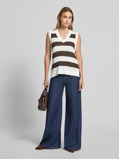 Frauenmodel trägt Relaxed Fit Top aus Viskose-Mix Modell 'Vicky' von FREE/QUENT, gestreift in Braun und Weiß, Strick-Optik, V-Ausschnitt; Ganzkörperansicht von vorne