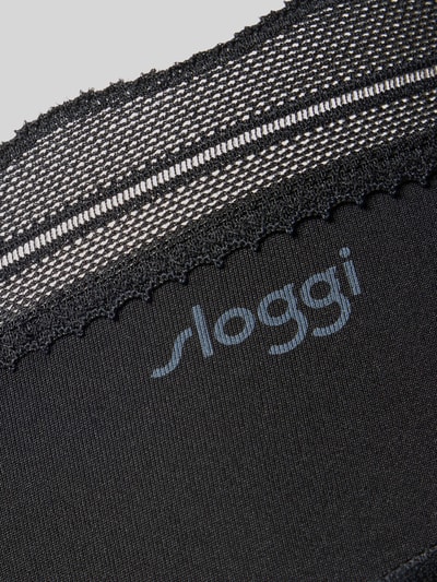 Produktfoto, schwarzer Slim Fit Hipster mit Logo-Detail und Spitzenbesatz, glatte Textur, Modell 'Go Blush' von Sloggi, Damen Hipster