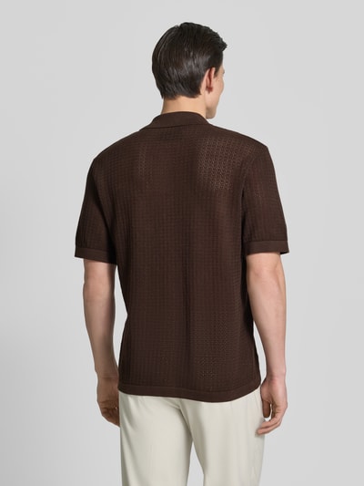 Männermodel trägt Regular Fit Freizeithemd in Strick-Optik Modell 'Owen' von Jack & Jones Premium, Braun, Semitransparent, Rückansicht. Kontext: Herren Freizeithemd, Reine Baumwolle, Regular-Fit, Kurzärmelig, Kentkragen, Knopfleiste, Rückenlänge bei Größe M 72 cm, Schulterbreite 47 cm, Ärmellänge 27 cm.