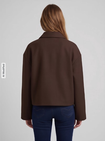 Frauenmodel trägt Loose Fit Kurzmantel mit Umlegekragen Modell 'AYA' von PIECES, Damen Teddy- / Webpelzjacke, Ganzkörperansicht Rückansicht, KI-modifiziertes Bild