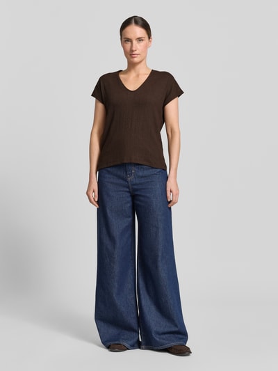 Frauenmodel trägt damski t-shirt z elastyczna mieszanka materiałów, krój taliowany, model 'Sirukus' z fakturowany wzór, głęboki okrągły dekolt od OPUS, długość tyłu w rozmiarze 36: 50 cm, kolor brązowy, całkowity widok z przodu