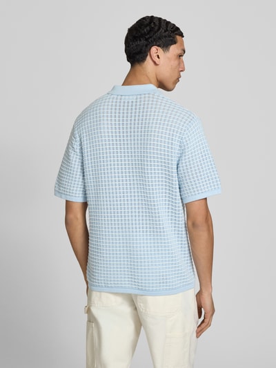 Männermodel trägt Regular Fit Poloshirt mit V-hals van Jack & Jones, puur katoen, gebreid shirt, ruglengte bij maat M 67 cm, ganzlichaamsaanzicht achterkant