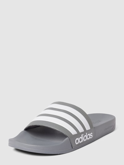 ADIDAS SPORTSWEAR Slides mit Logo-Streifen Mittelgrau 1