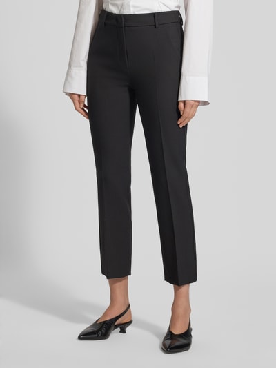 Vrouwenmodel draagt Slim Fit bandplooibroek met viscose-aandeel Model 'RANA' van Weekend Max Mara, look: effen, high waist, met labelstitching, riemlussen, schuifhaak-, knoop- en verdekte ritssluiting, achterzakken, zijsteekzakken, materiaalverwerking: geweven, geheelvooranzicht.