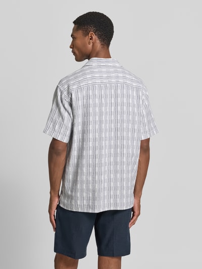 Männermodel trägt Regular Fit Freizeithemd mit Kentkragen von Jack & Jones Premium aus Reine Baumwolle, Rückenlänge 72 cm, Ganzkörperansicht Rückansicht.