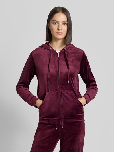 Vrouwenmodel draagt Twinset met Kangoeroezak Model 'MITZA SET' van b.young in bordeaux, Materiaalmix met stretch, regular fit, ritssluiting, Jack met capuchon en trekkoord, elastische band bij de broek, Ganzkörperansicht von vorne.