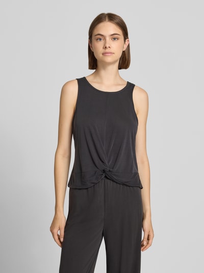 Frauenmodel trägt Regular Fit Top aus Viskose-Mix Modell 'ANORA' von PIECES in Dunkelgrau, glatte Textur, Ganzkörperansicht von vorne.