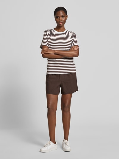 Frauenmodel trägt Regular Fit Stoffshorts aus Leinen-Baumwoll-Mix Modell 'MILLIE' von VILLA SOPHIE, braun mit elastischem Bund, seitliche Eingrifftaschen, Allover-Muster, Ganzkörperansicht von vorne.