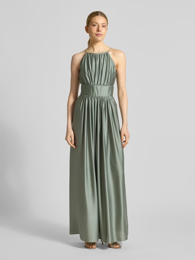 Frauenmodel trägt Abendkleid mit rückseitigem Schlüsselloch-Ausschnitt von Swing in Satin, taillierter Schnitt, Maxikleid in Grün, Ganzkörperansicht von vorne.