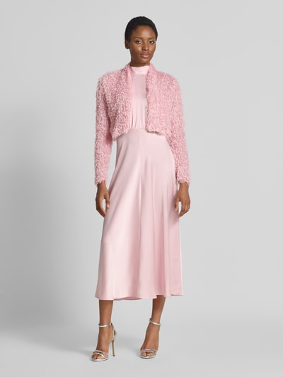 Frauenmodel trägt Cropped Jacke aus Effektgarn mit V-Ausschnitt von SWING in Rosa, Slim Fit, strukturierte Oberfläche, Ganzkörperansicht von vorne.