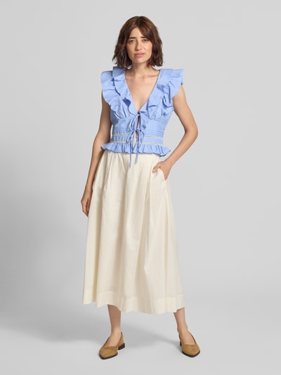 Frauenmodel trägt Regular Fit Bluse mit Rüschenbesatz Modell 'Jolia' von Neo Noir in Hellblau aus Baumwoll-Mix, ärmellos, Ganzkörperansicht von vorne.