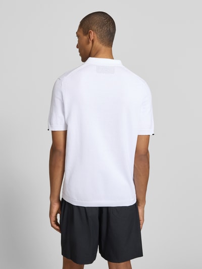 Męski model nosi Regular Fit Poloshirt aus reiner Baumwolle Modell 'KN_EVER-X' von BOSS Green, jednokolorowy, drobny splot, aplikacja z metką, kołnierzyk polo, dekolt w serek z krótkim zamkiem błyskawicznym, krótki rękaw, wykończenia prążkowane, bawełna, całkowity widok z tyłu.