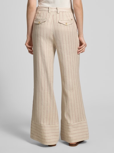Frauenmodel trägt Wide-Leg-Pants aus Leinen-Mix mit Eingrifftaschen von MOS MOSH, Modell Medina Miriam, Beige mit feinen Streifen, Leinen-Mix mit Viskose-Anteil und Gesäßleistentaschen, Knopf- und Reißverschluss, Ganzkörperansicht Rückansicht.