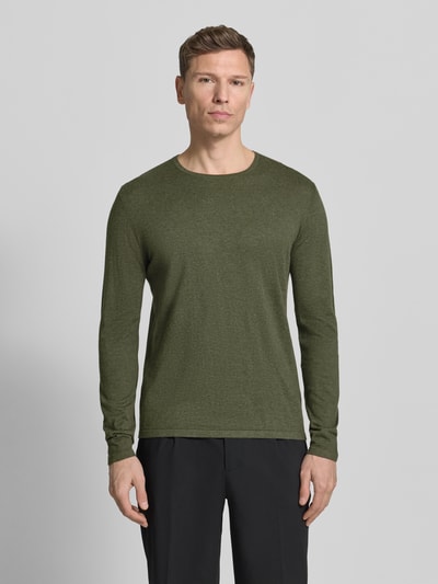 Männermodel trägt Strickpullover mit Rundhalsausschnitt von Christian Berg Men in Olivgrün, reine Baumwolle, Regular Fit, Ganzkörperansicht von vorne.