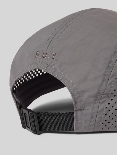 Produktfoto, Größenverstellbare Cap Modell 'NYLON LIGHTWEIGHT' von HALO aus grauem Nylon mit Label-Print und verstärktem Schirm für Herren.