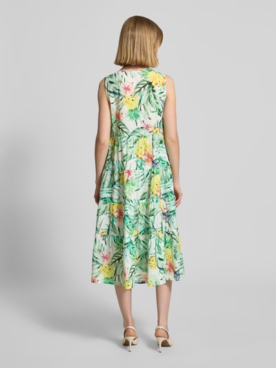 Modelka nosi sukienkę midi z nadrukiem na całej powierzchni marki Midikleid mit floralem Allover-Print od ROBE LÉGÈRE, bawełna, krój taliowany, dekolt z lamówką, bez rękawów, długość tyłu w rozmiarze 36: 115 cm, szerokość w rozmiarze 36: 43 cm, kolorowy wzór kwiatowy, widok całej sylwetki z tyłu.