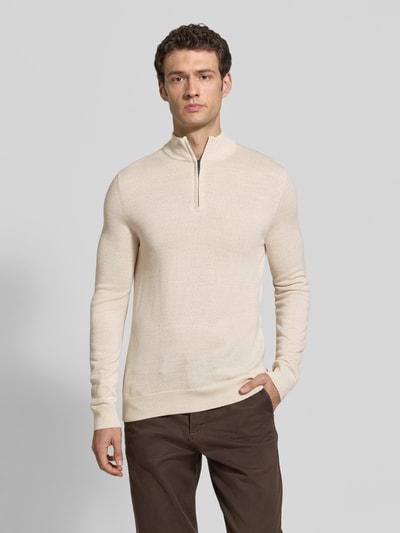 Männermodel trägt Slim Fit Strickpullover aus Woll-Mix mit Troyer-Kragen von Christian Berg Men, beige, elastische Abschlüsse, Ganzkörperansicht von vorne.